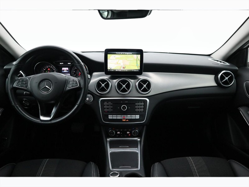 13 - Mercedes GLA 180 sport 7g-dct
