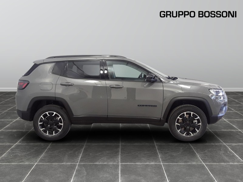 7 - Jeep Compass 1.3 turbo t4 phev upland cross 4xe at6