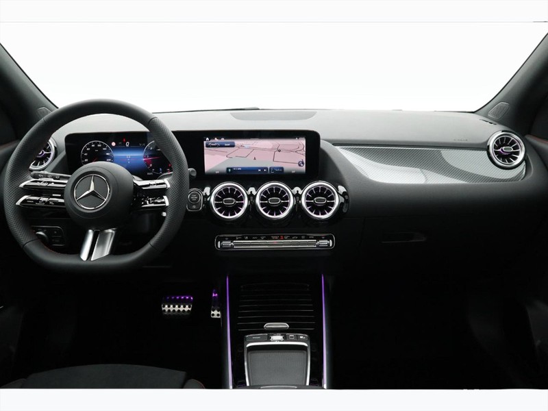 13 - Mercedes GLA 200 d amg line premium 8g-dct