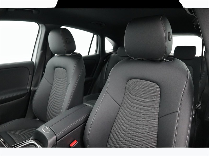 7 - Mercedes EQA 300 sport 4matic