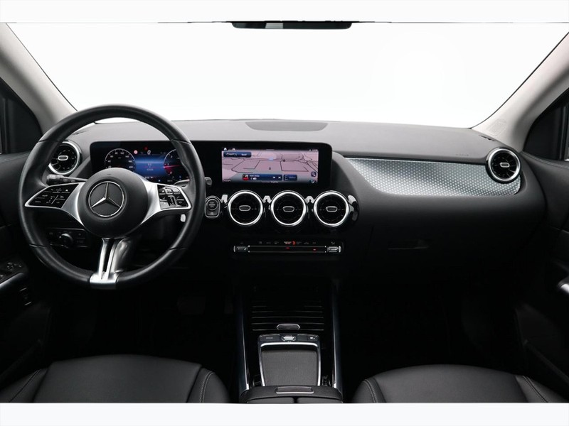 13 - Mercedes GLA 180 d progressive advanced 8g-dct