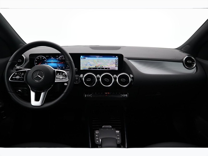 13 - Mercedes GLA 180 d sport plus 8g-dct
