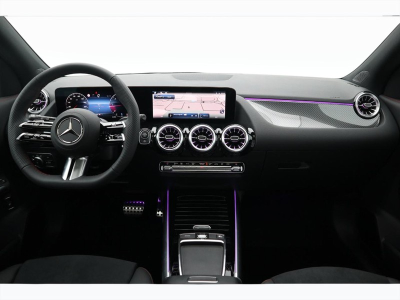 13 - Mercedes GLA 200 d amg line premium 8g-dct