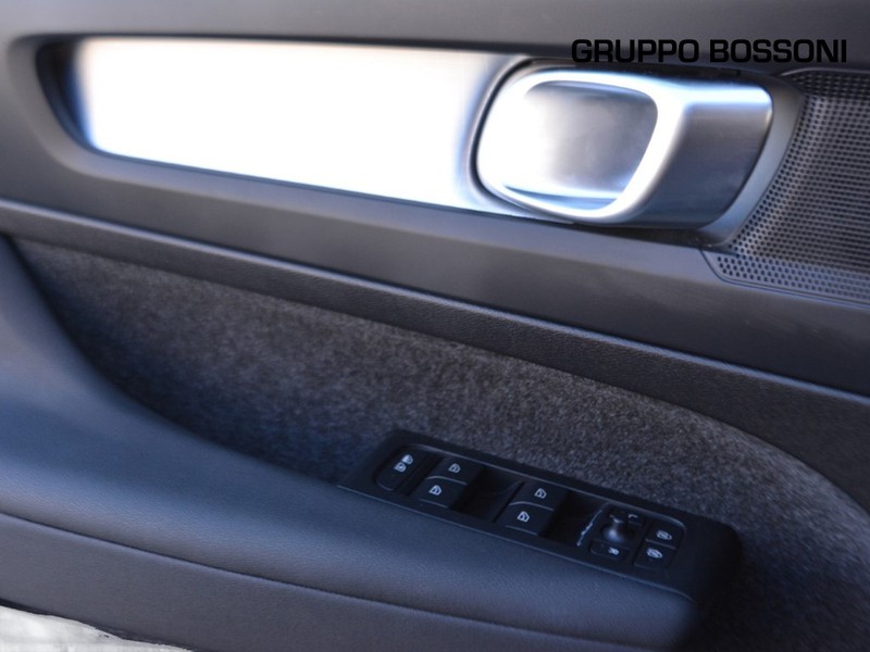 13 - Volvo XC40 2.0 b3 core automatico