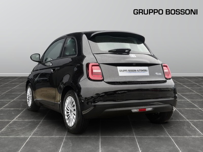7 - Fiat 500 500e 42 kwh entry pack tech