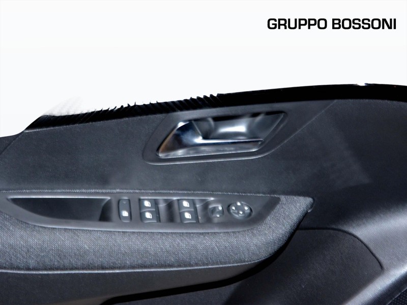 13 - Peugeot 208 1.2 hybrid 48v 110cv business e-dcs6