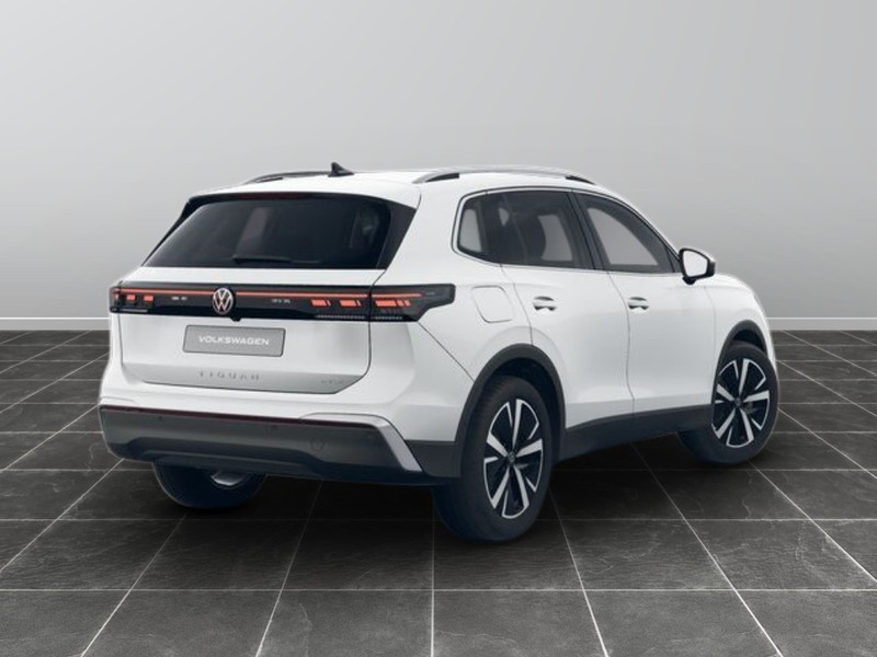 7 - Volkswagen Tiguan 1.5 etsi act 150cv elegance dsg