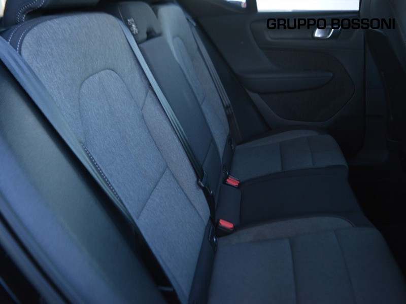 7 - Volvo XC40 2.0 b3 core automatico