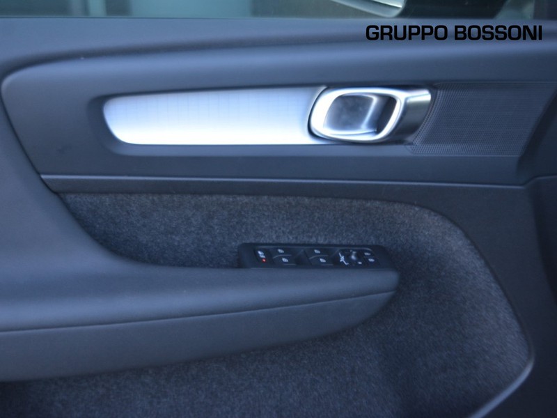 13 - Volvo XC40 2.0 b3 core automatico