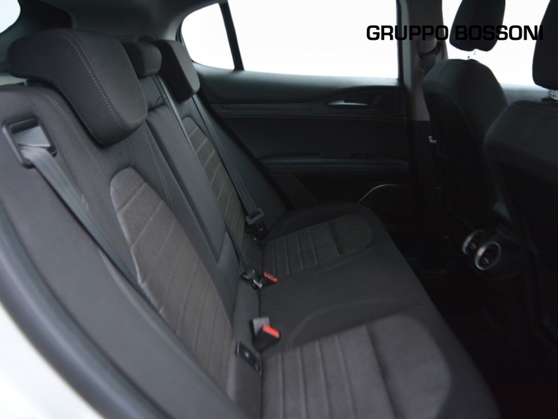 7 - Alfa Romeo Stelvio 2.0 turbo 200cv business q4 at8