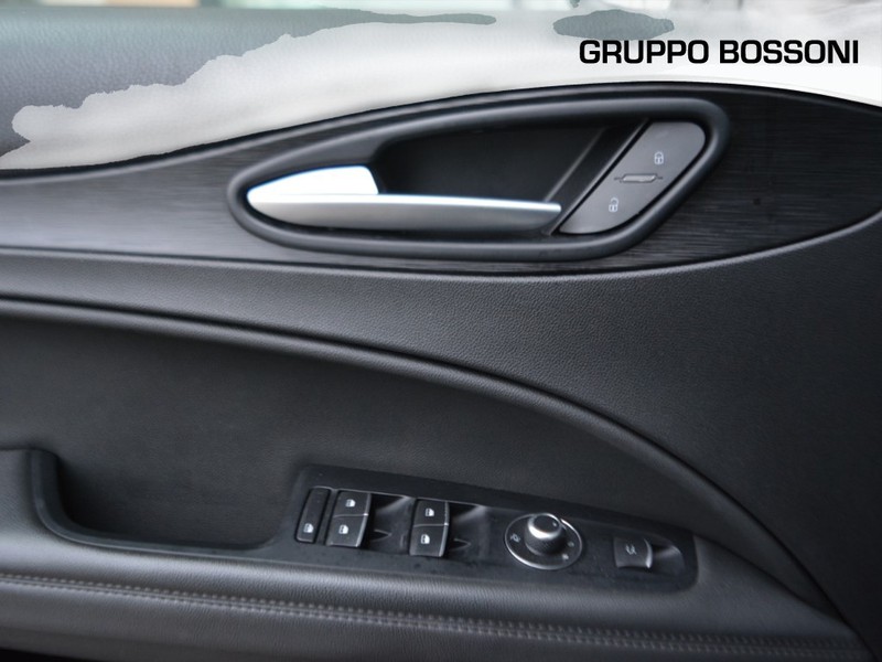 13 - Alfa Romeo Stelvio 2.0 turbo 200cv business q4 at8