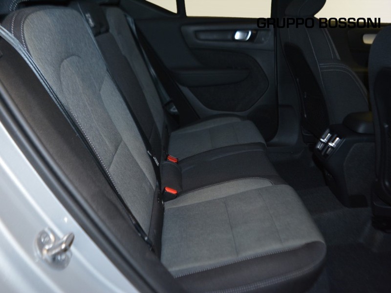 7 - Volvo XC40 2.0 b3 core automatico