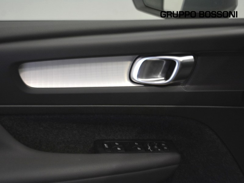 13 - Volvo XC40 2.0 b3 core automatico
