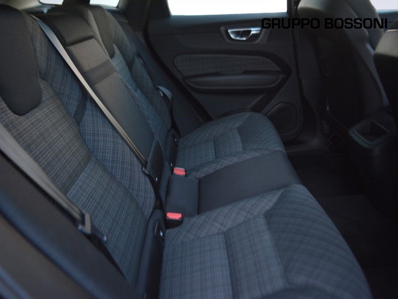 7 - Volvo XC60 2.0 b4 core awd automatico