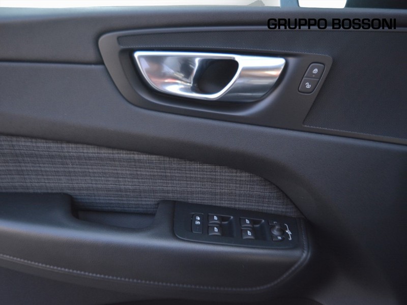 13 - Volvo XC60 2.0 b4 core awd automatico