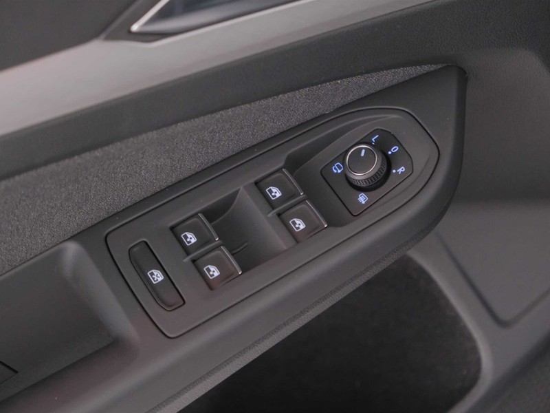 25 - Volkswagen Golf variant 2.0 tdi scr 150cv life dsg