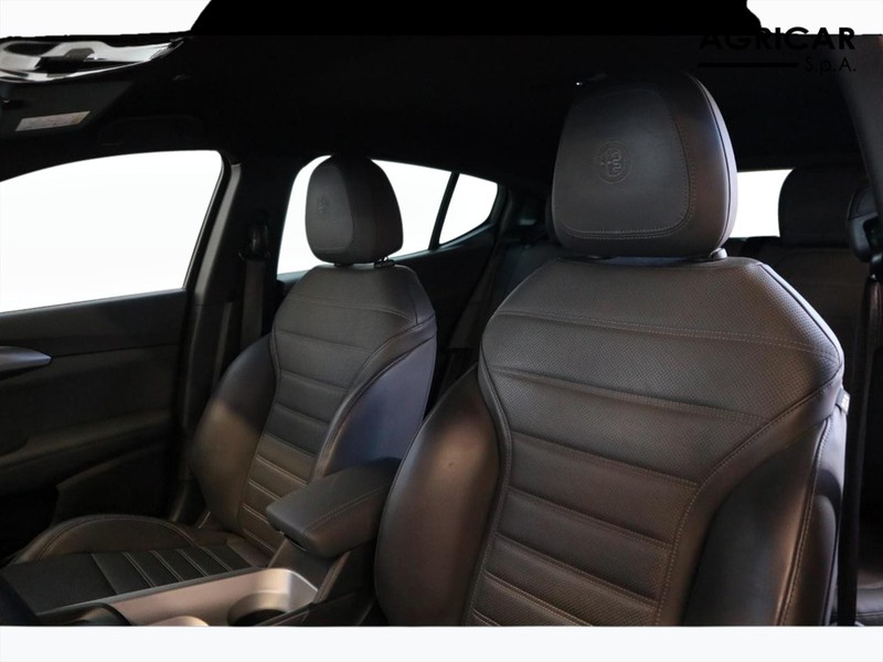 7 - Alfa Romeo Tonale 1.3 plug in hybrid 280cv veloce q4 at6