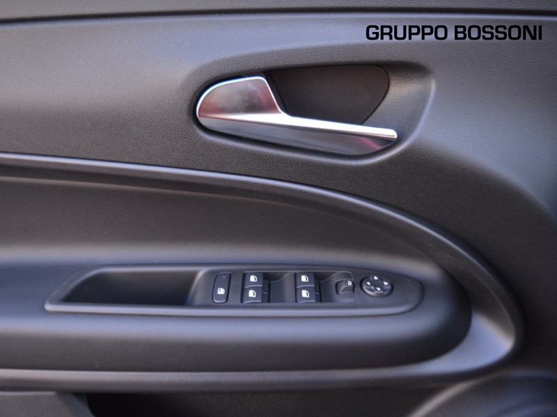 13 - Jeep Avenger 1.2 turbo 100cv altitude fwd