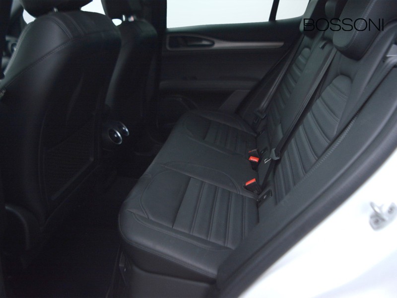7 - Alfa Romeo Stelvio 2.2 turbo 210cv veloce q4 at8