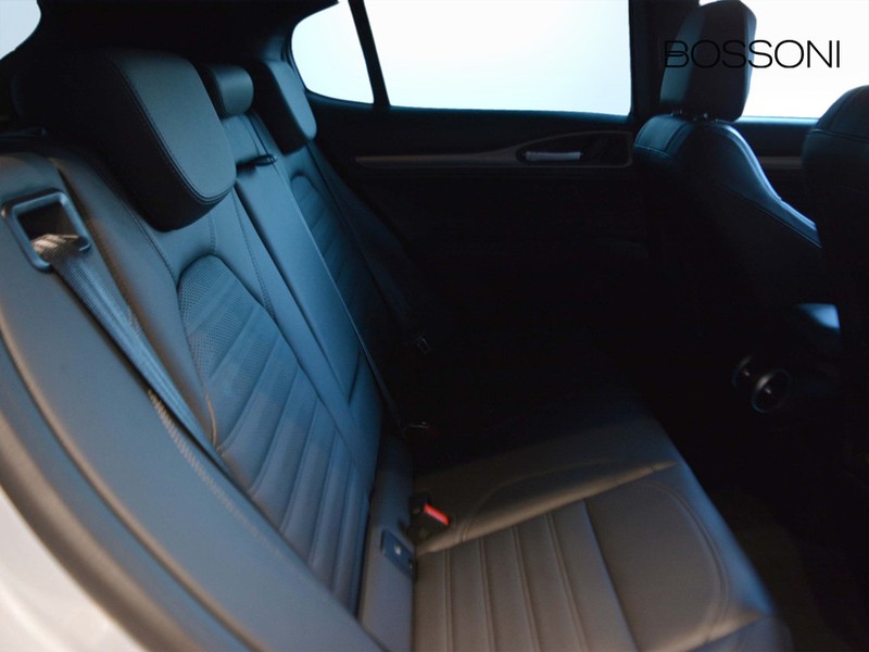 7 - Alfa Romeo Stelvio 2.2 turbo 210cv veloce q4 at8