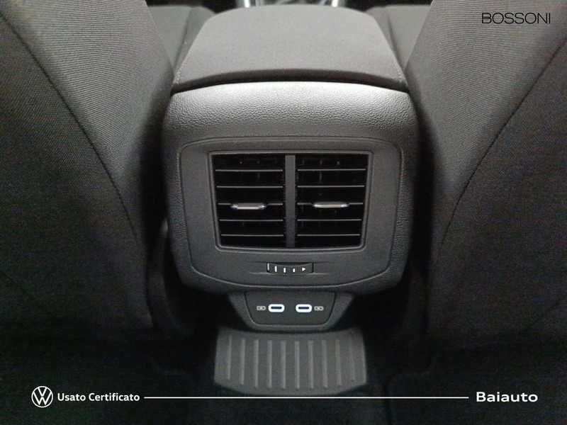 13 - Volkswagen T-Roc 2.0 tdi scr 150cv life dsg