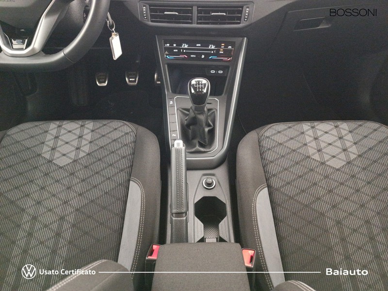 13 - Volkswagen Taigo 1.0 tsi 115cv r-line