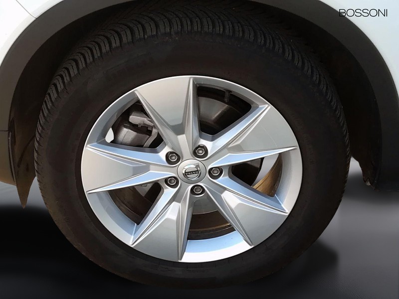 13 - Volvo XC40 2.0 b3 core automatico