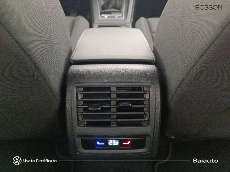 13 - Volkswagen Golf 2.0 tdi scr 115cv life