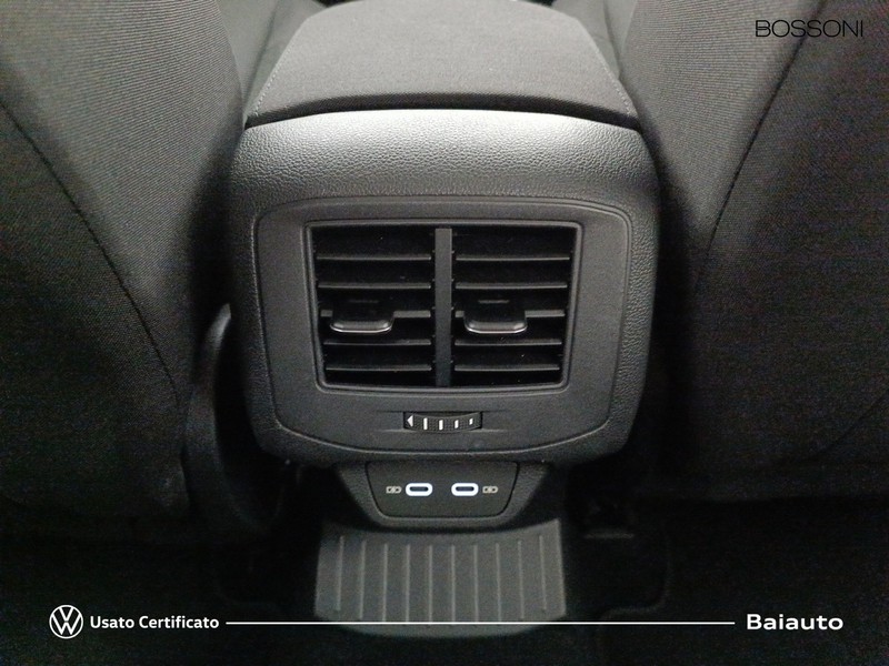 13 - Volkswagen T-Roc 2.0 tdi scr 115cv life