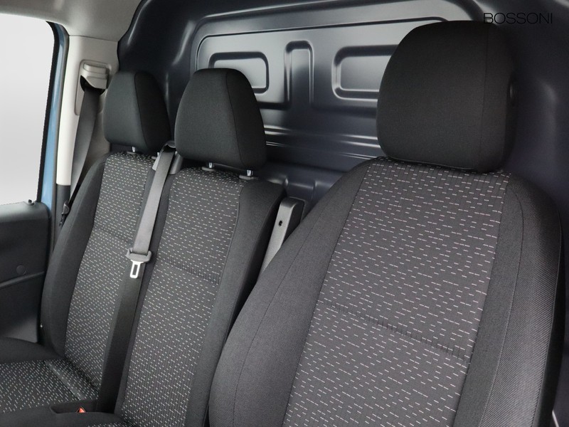 7 - Mercedes Vans Vito efurgone 112 long 60kwh