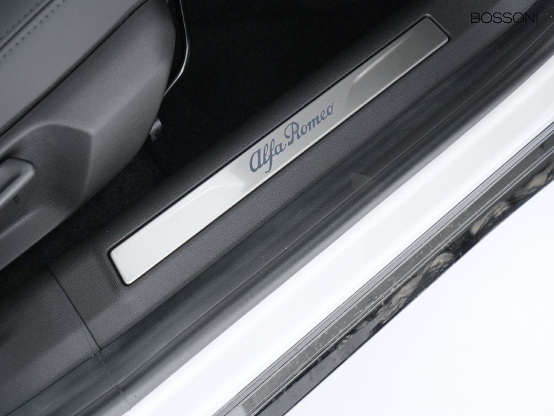 19 - Alfa Romeo Junior 1.2 hybrid 145cv ibrida edct6