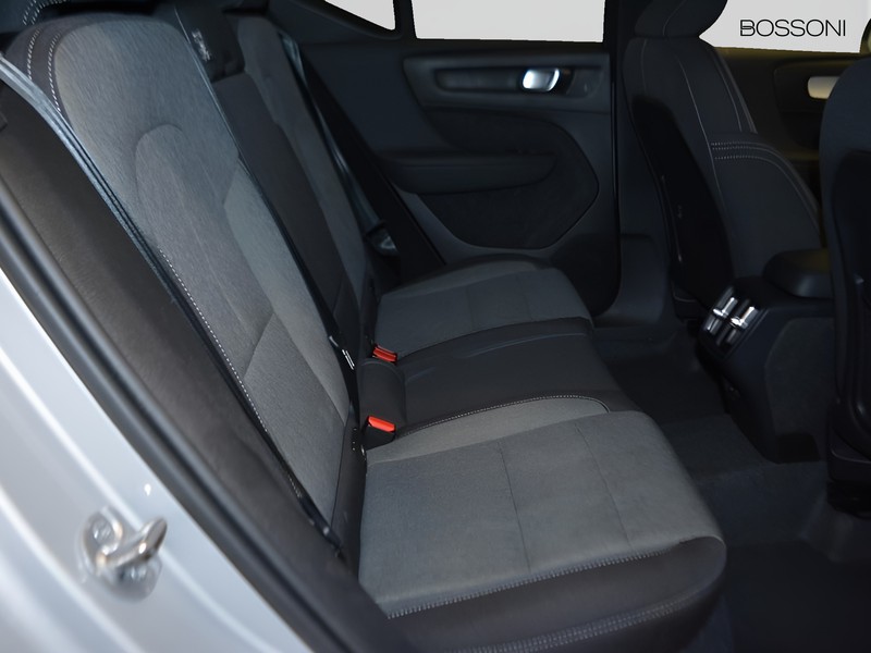 7 - Volvo XC40 2.0 b3 core automatico