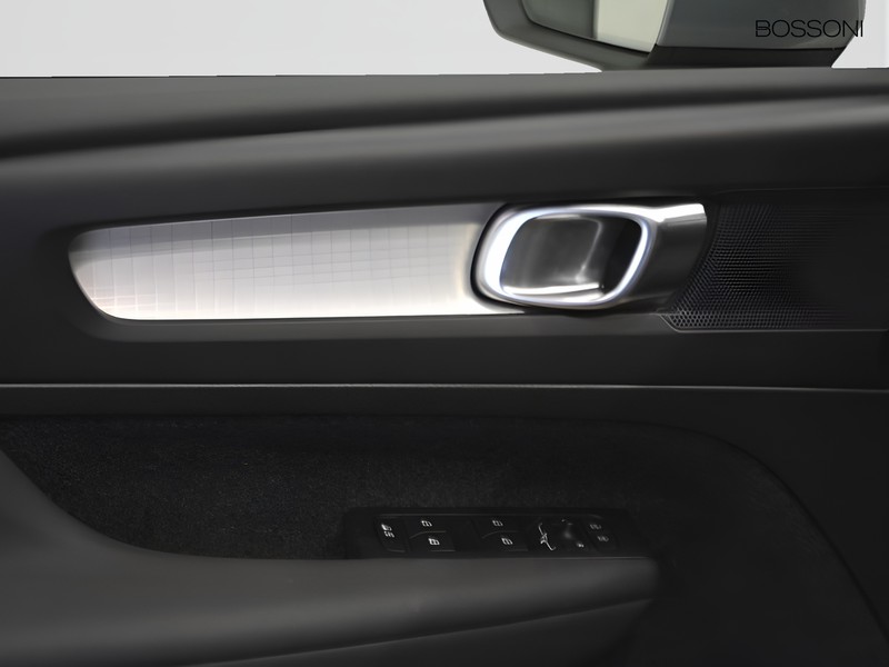 13 - Volvo XC40 2.0 b3 core automatico