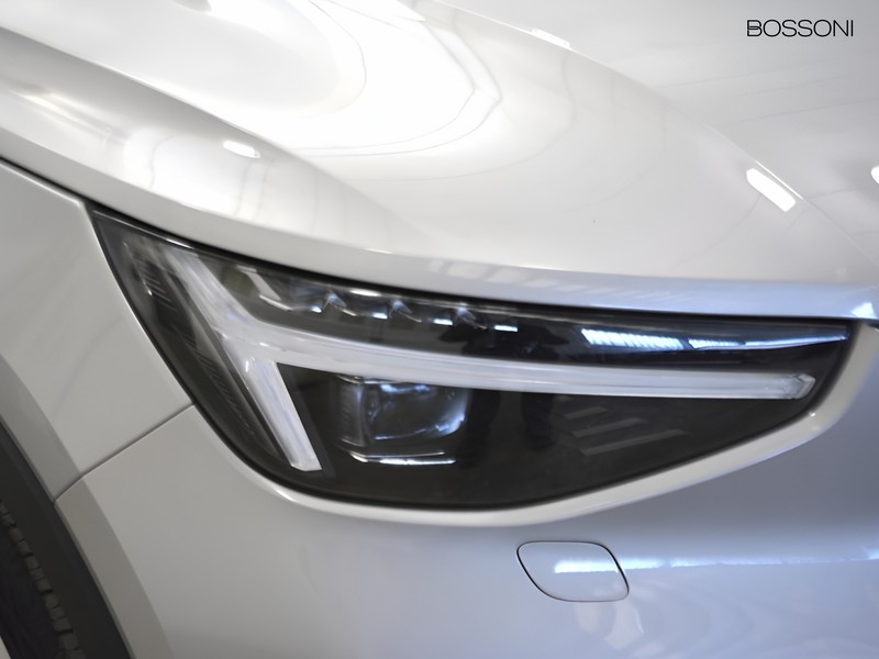 19 - Volvo XC40 2.0 b3 core automatico