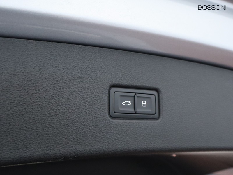 19 - Audi Q5 sportback 40 2.0 tdi mhev 12v s line plus quattro s tronic