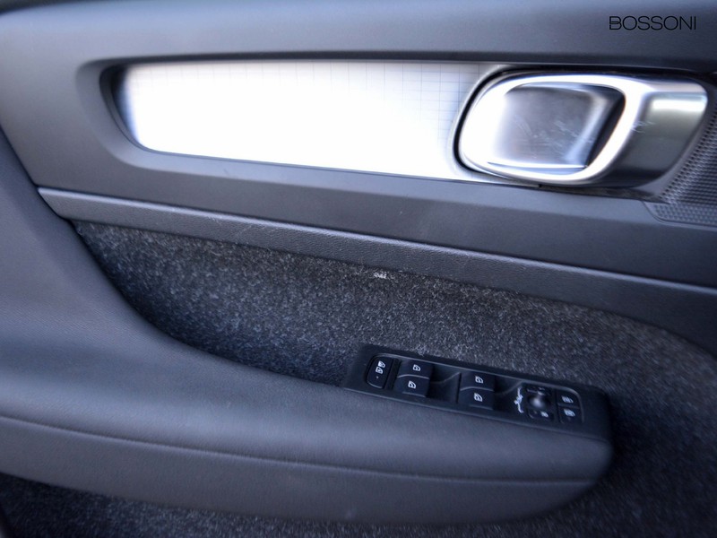 13 - Volvo XC40 1.5 t3 163cv momentum pro geartronic my21
