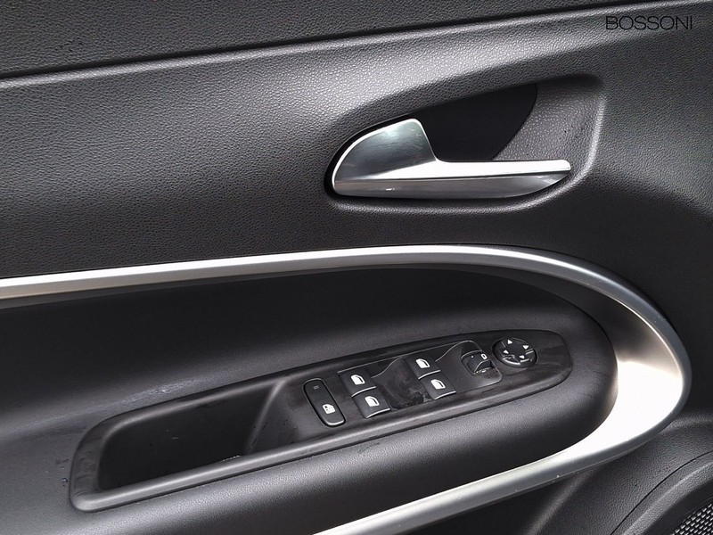 19 - Jeep Avenger 1.2 turbo e-hybrid mhev 145cv upland 4xe