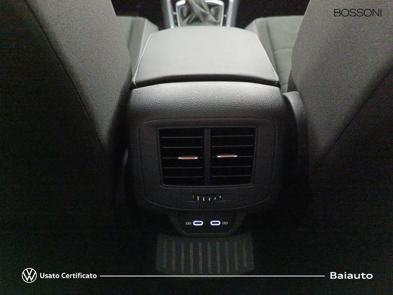 13 - Volkswagen T-Roc 1.5 tsi act style dsg