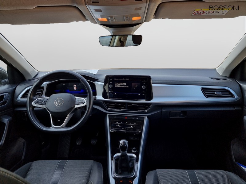 13 - Volkswagen T-Roc 1.0 tsi 110cv life