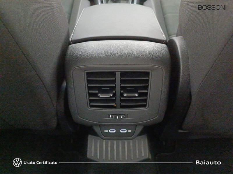 13 - Volkswagen T-Roc 1.5 tsi act style dsg