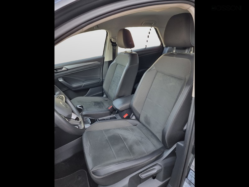 7 - Volkswagen T-Roc 1.0 tsi 110cv style