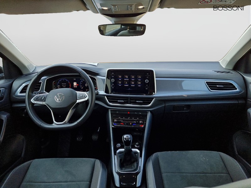 13 - Volkswagen T-Roc 1.0 tsi 110cv style