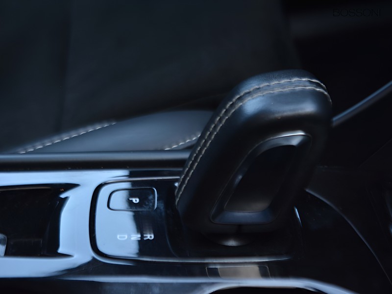 19 - Volvo XC40 1.5 t4 recharge plug-in-hybrid r-design geartronic my21