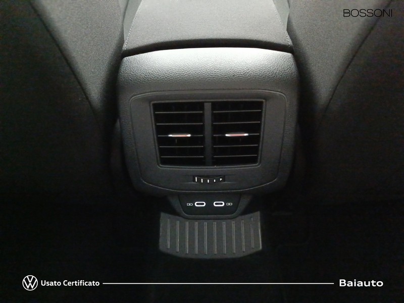 13 - Volkswagen T-Roc 1.0 tsi 110cv life