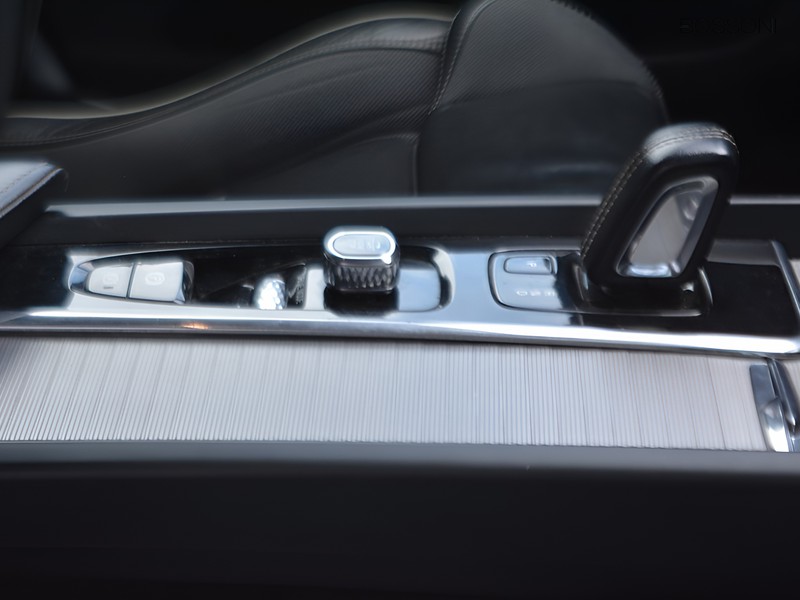 13 - Volvo XC60 2.0 t6 plug-in-hybrid r-design awd geartronic