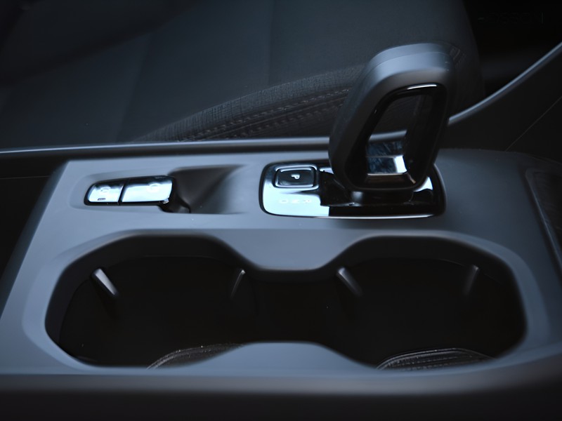 13 - Volvo XC40 2.0 b3 essential automatico