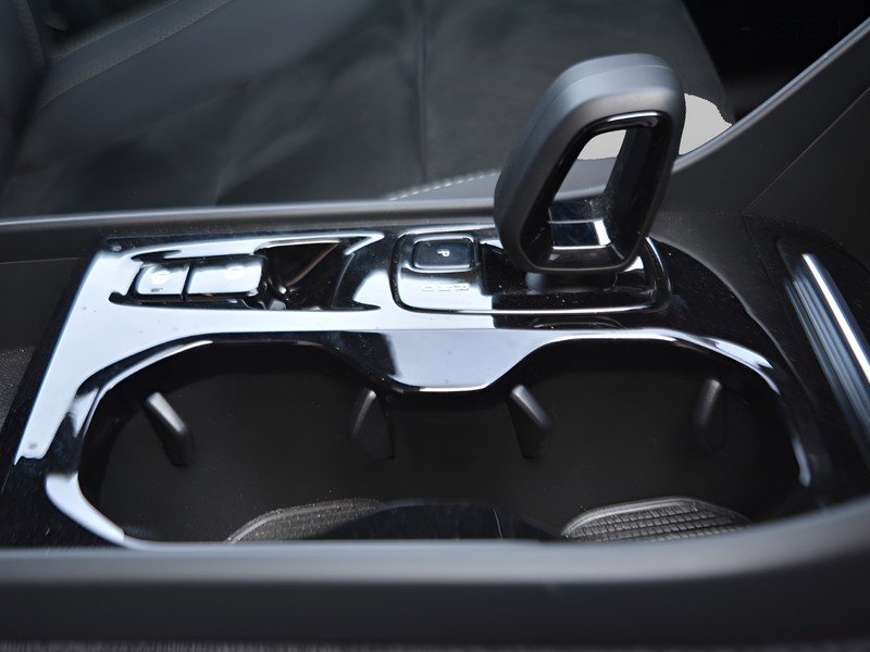 13 - Volvo XC40 1.5 t4 recharge plug-in-hybrid plus dark automatico