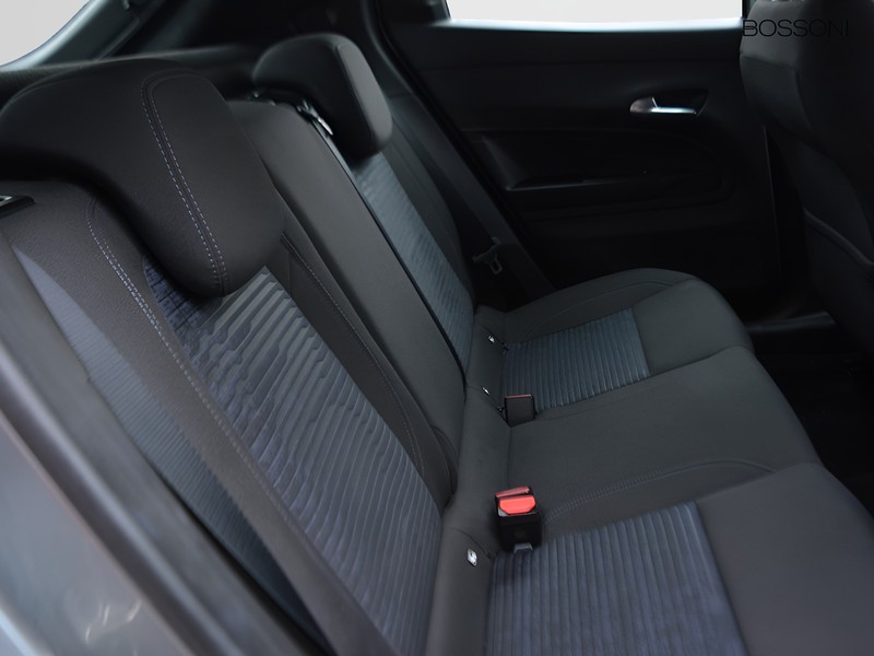 7 - Alfa Romeo Junior 1.2 hybrid 145cv ibrida edct6