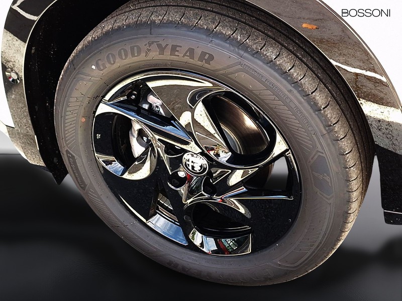 13 - Alfa Romeo Junior 1.2 hybrid 145cv ibrida edct6