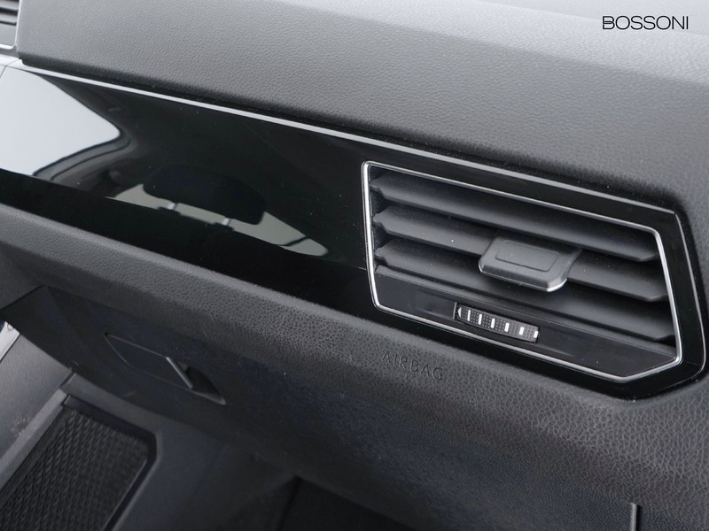 19 - Volkswagen Touran 2.0 tdi scr executive dsg